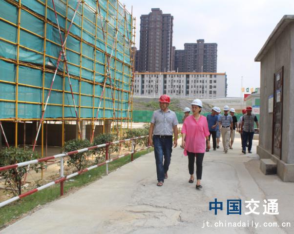 南昌市質(zhì)監(jiān)站領(lǐng)導(dǎo)蒞臨象湖隧道、九洲高架安置房項(xiàng)目檢查指導(dǎo)工作