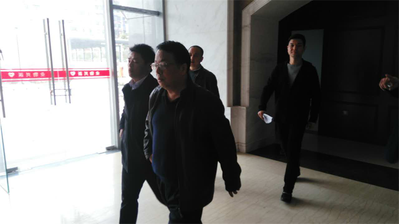 集團(tuán)公司總經(jīng)理萬(wàn)先逵、副總經(jīng)理周志宏一行親臨利民佳苑小區(qū)現(xiàn)場(chǎng)指導(dǎo)工作