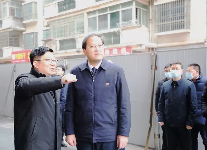 南昌縣委書記、小藍(lán)經(jīng)開區(qū)管委會主任陳翔走訪慰問南外環(huán)高速項(xiàng)目